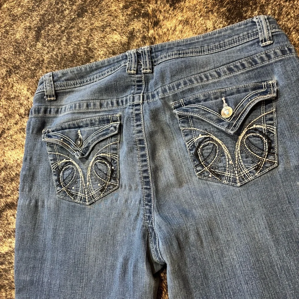 Apt 9 Women’s Denim Capris, Size 12, Embroidered back pockets, Y2K, Jeans - Picture 2 of 7